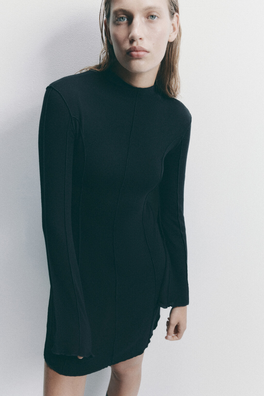 Платье мини с волнистыми краями и рельефами - цвет черный - 2