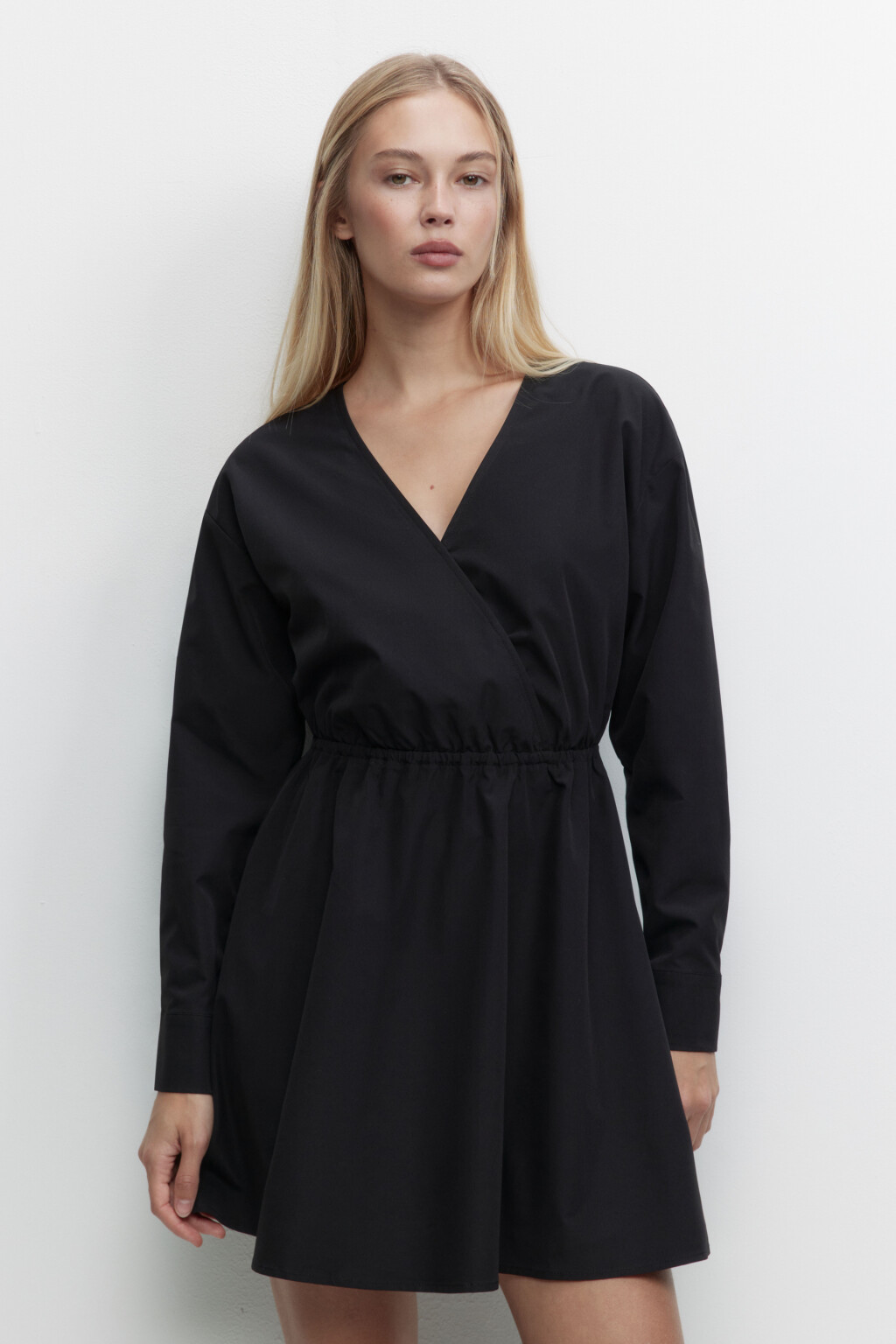 Платье мини приталенное с запахом - цвет черный - 2