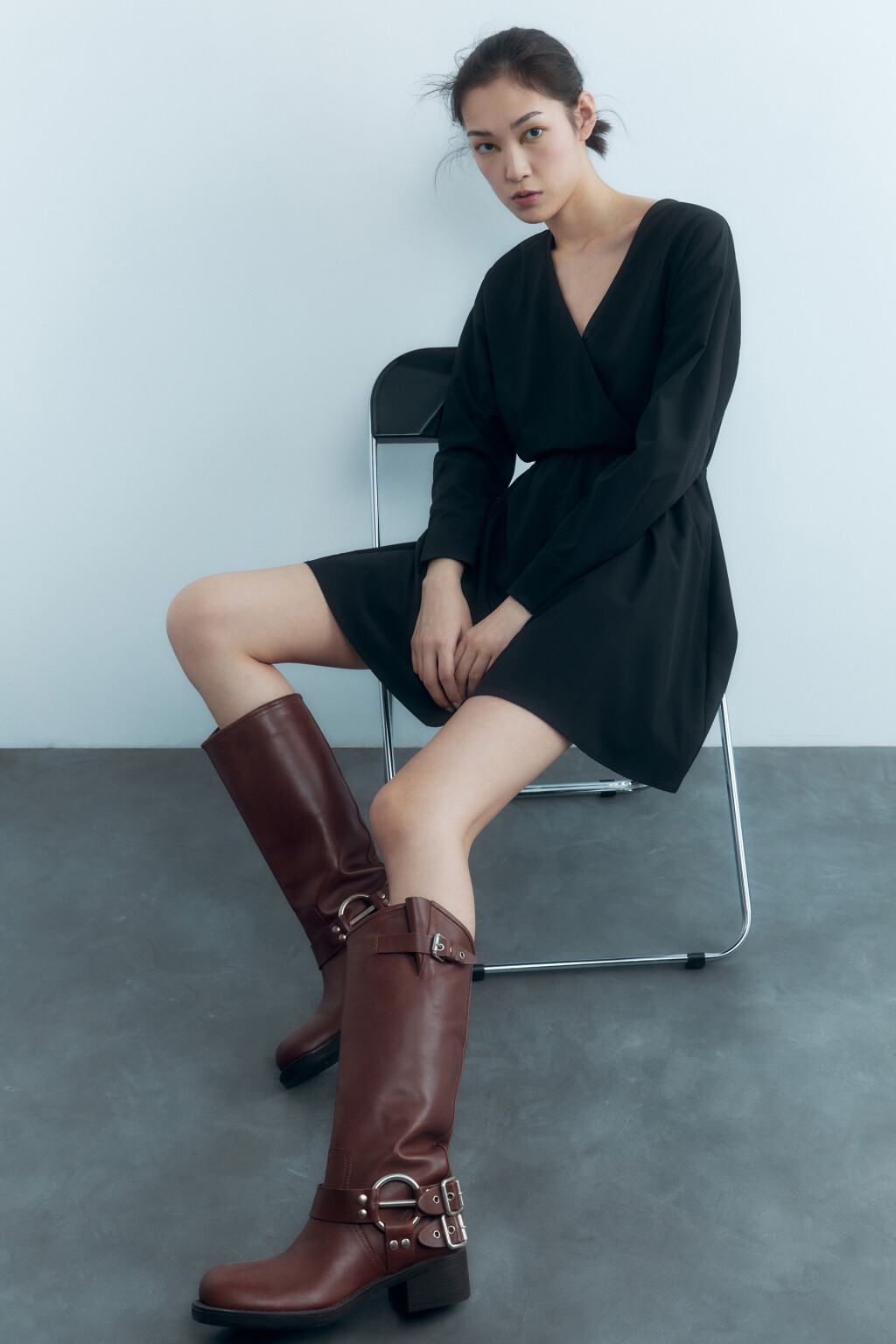 Платье мини приталенное с запахом - цвет черный - 7