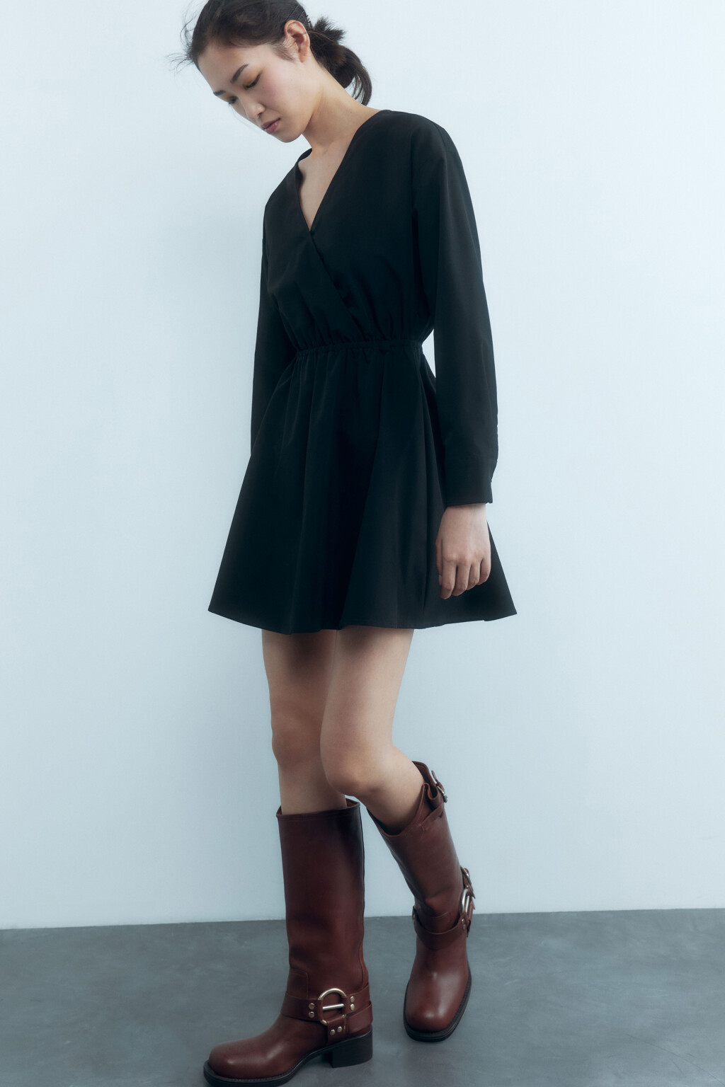 Платье мини приталенное с запахом - цвет черный - 8