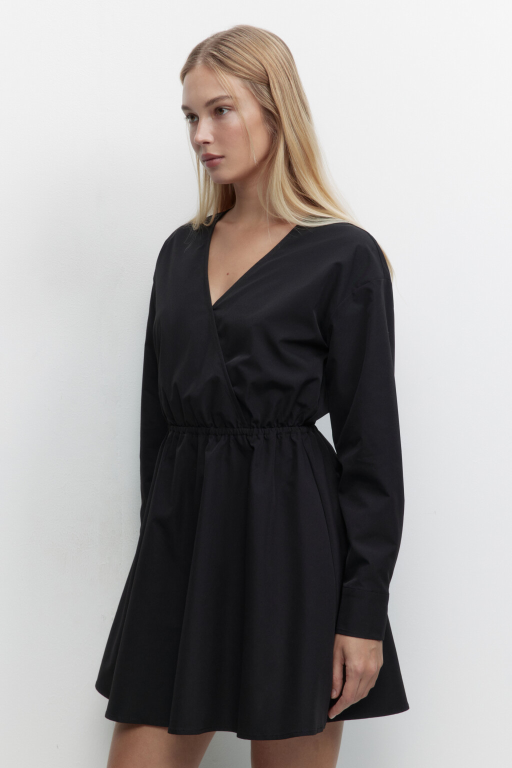 Платье мини приталенное с запахом - цвет черный - 3