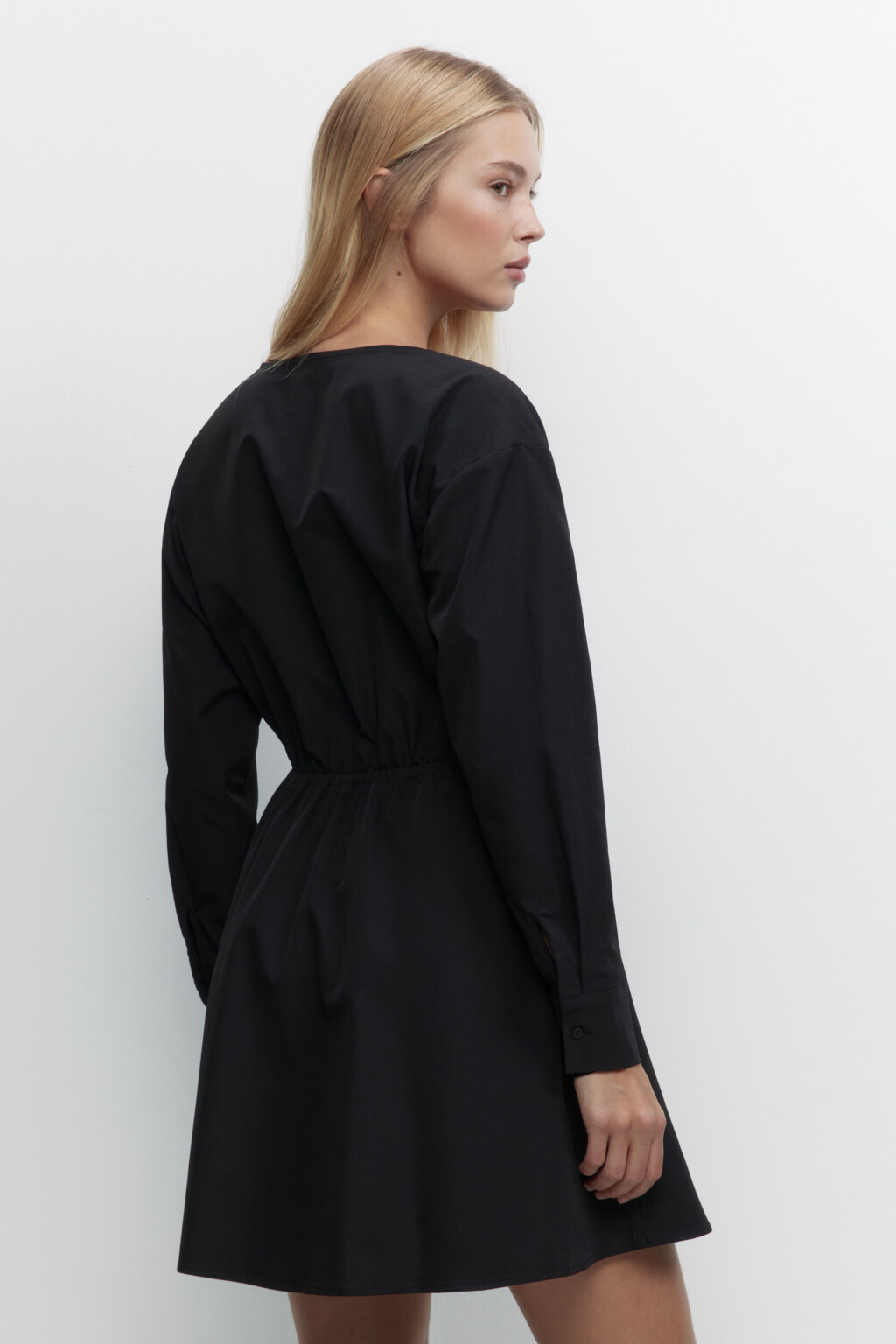 Платье мини приталенное с запахом - цвет черный - 4