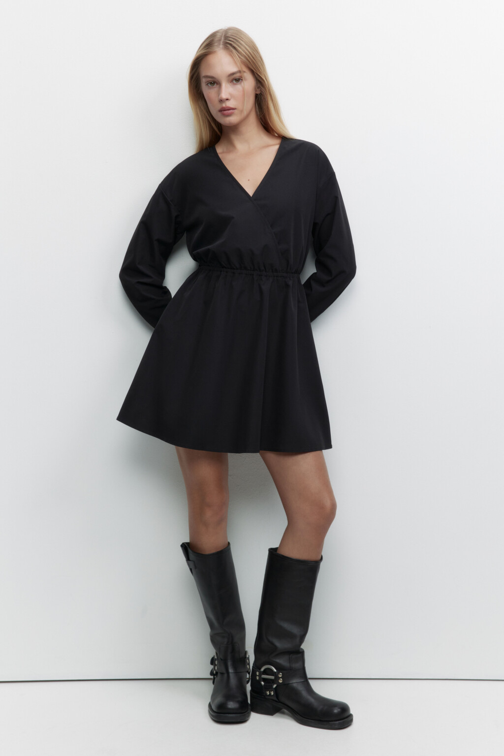 Платье мини приталенное с запахом - цвет черный - 1