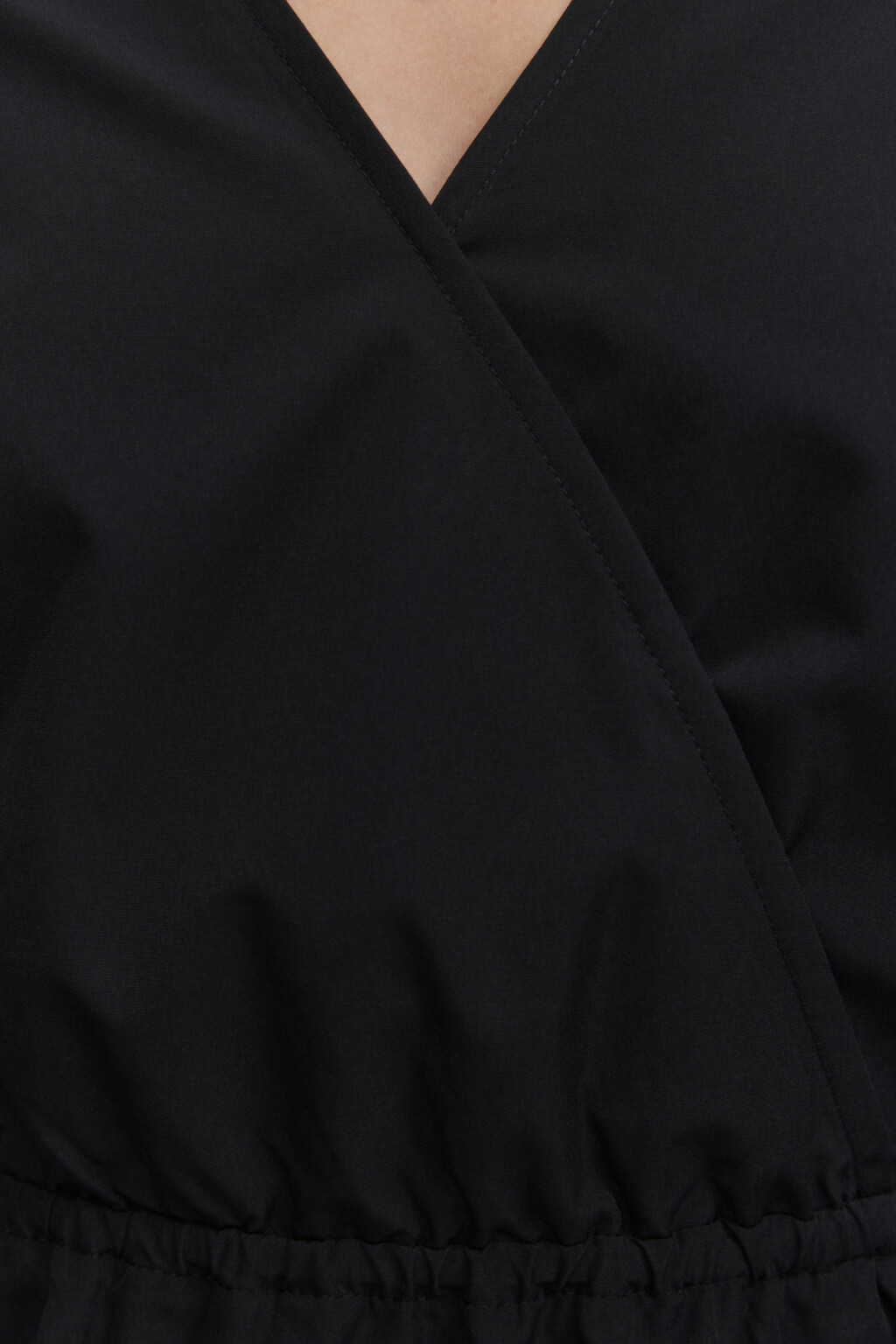 Платье мини приталенное с запахом - цвет черный - 5