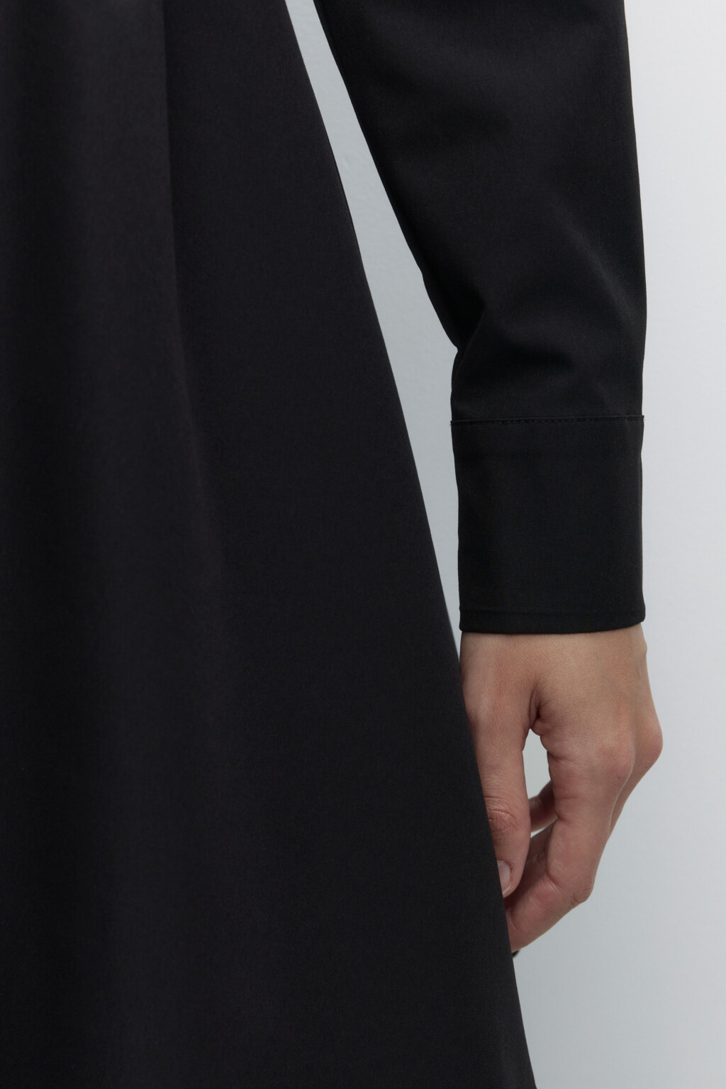 Платье мини приталенное с запахом - цвет черный - 6