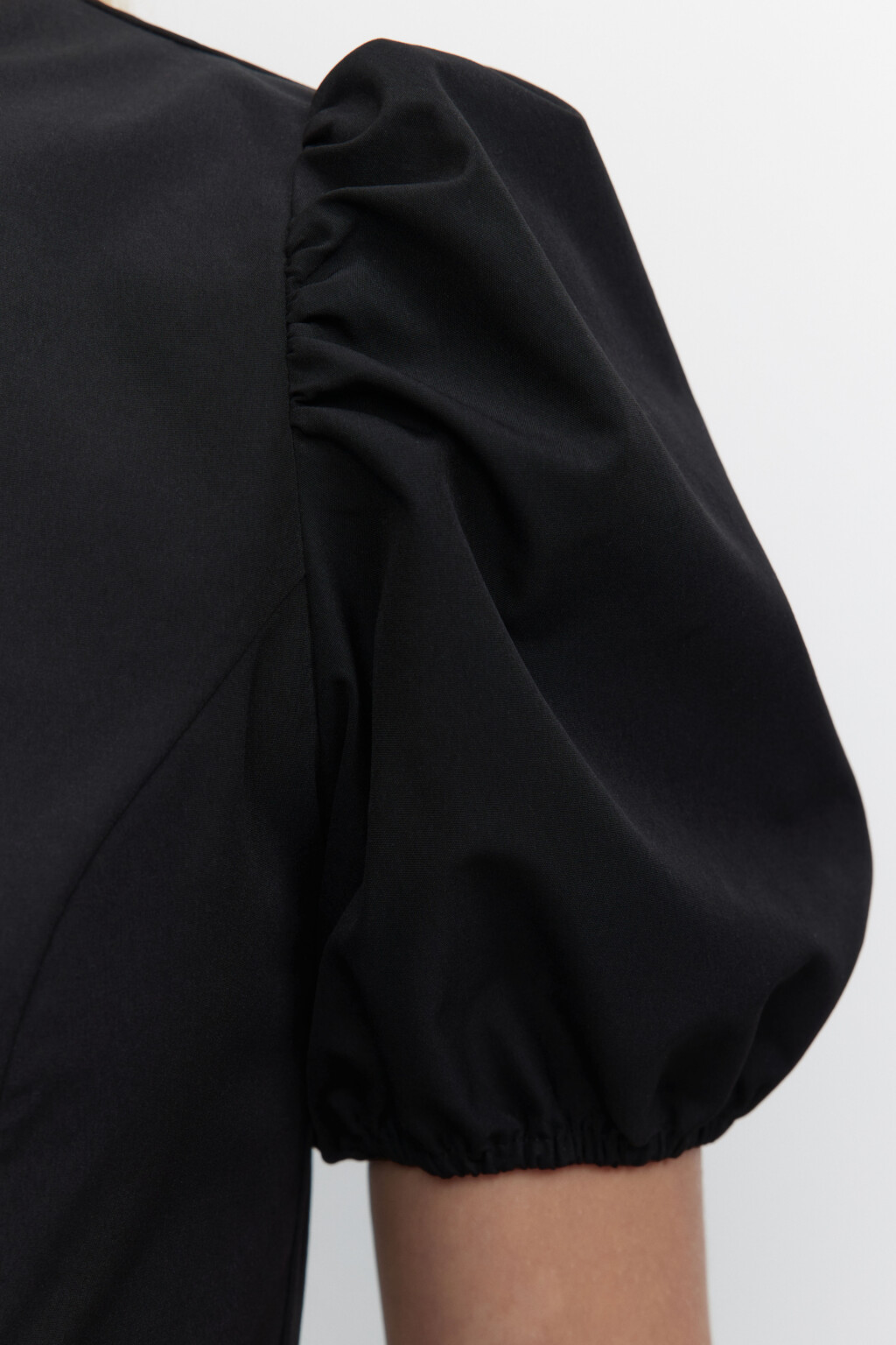 Платье мини с пышными рукавами - цвет черный - 7