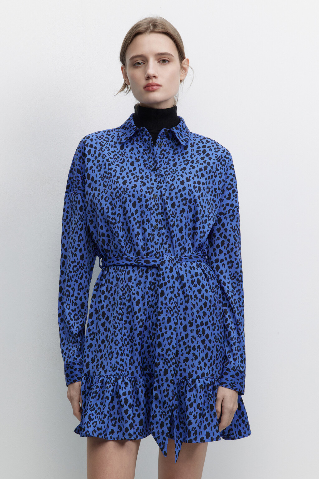 Платье-рубашка мини с принтом и поясом - цвет голубой - 2