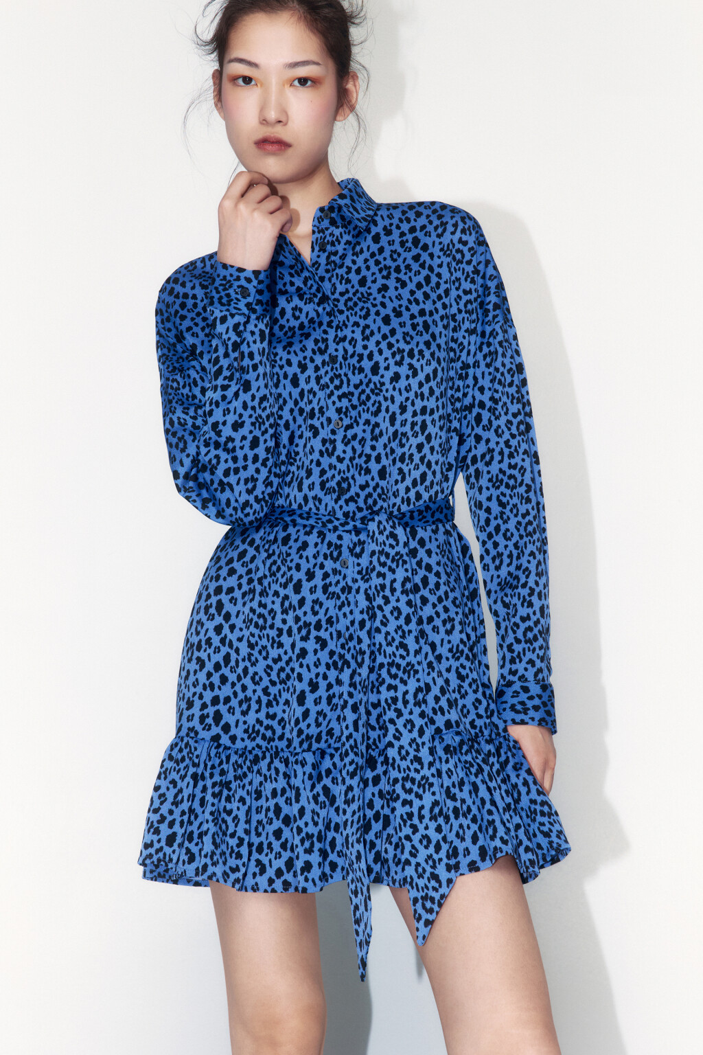 Платье-рубашка мини с принтом и поясом - цвет голубой - 7