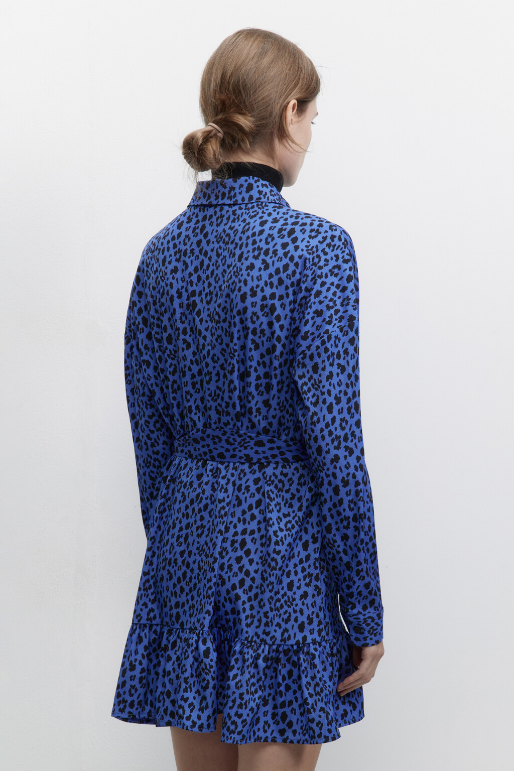 Платье-рубашка мини с принтом и поясом - цвет голубой - 4
