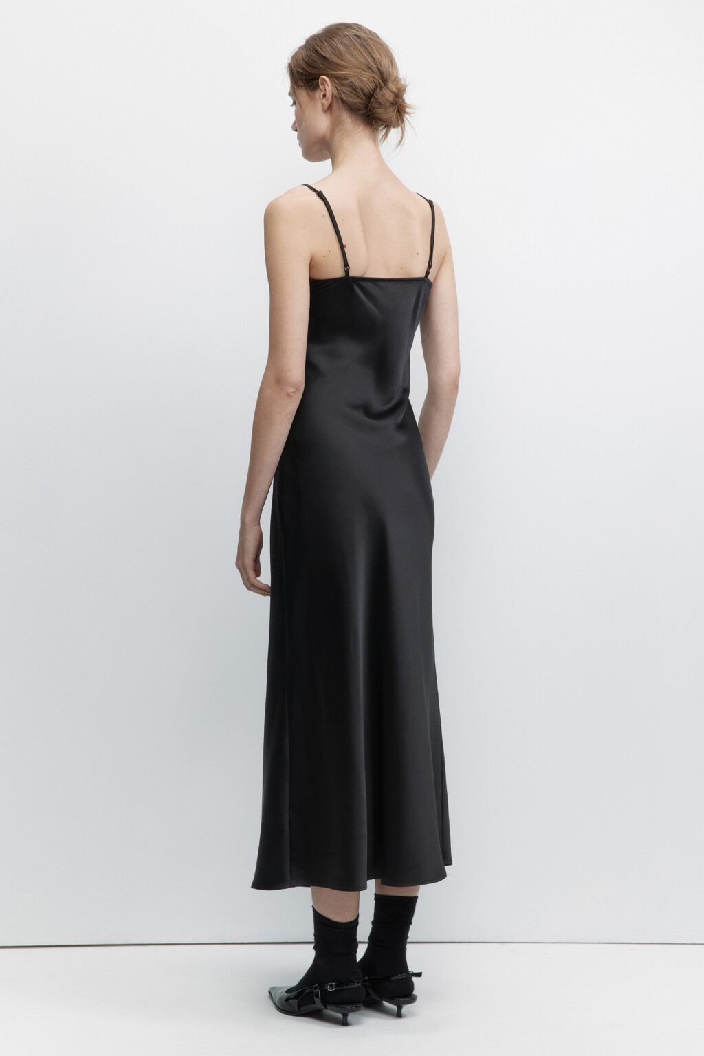 Платье-комбинация миди атласное на тонких бретелях - цвет черный - 4