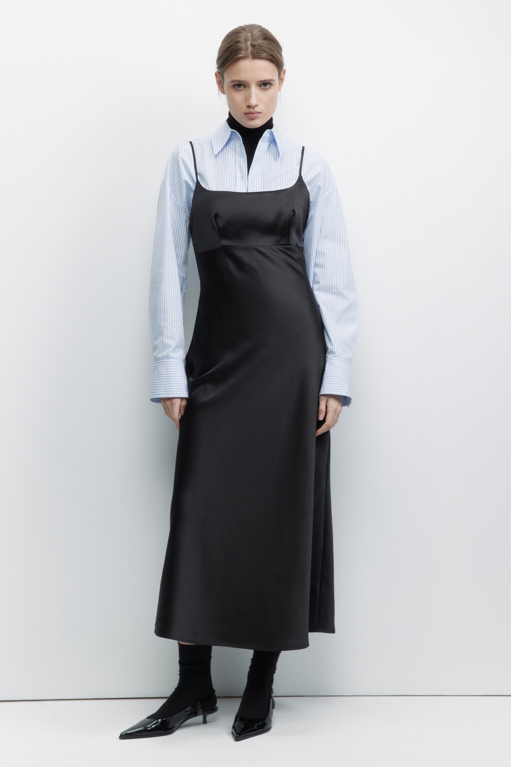 Платье-комбинация миди атласное на тонких бретелях - цвет черный - 5