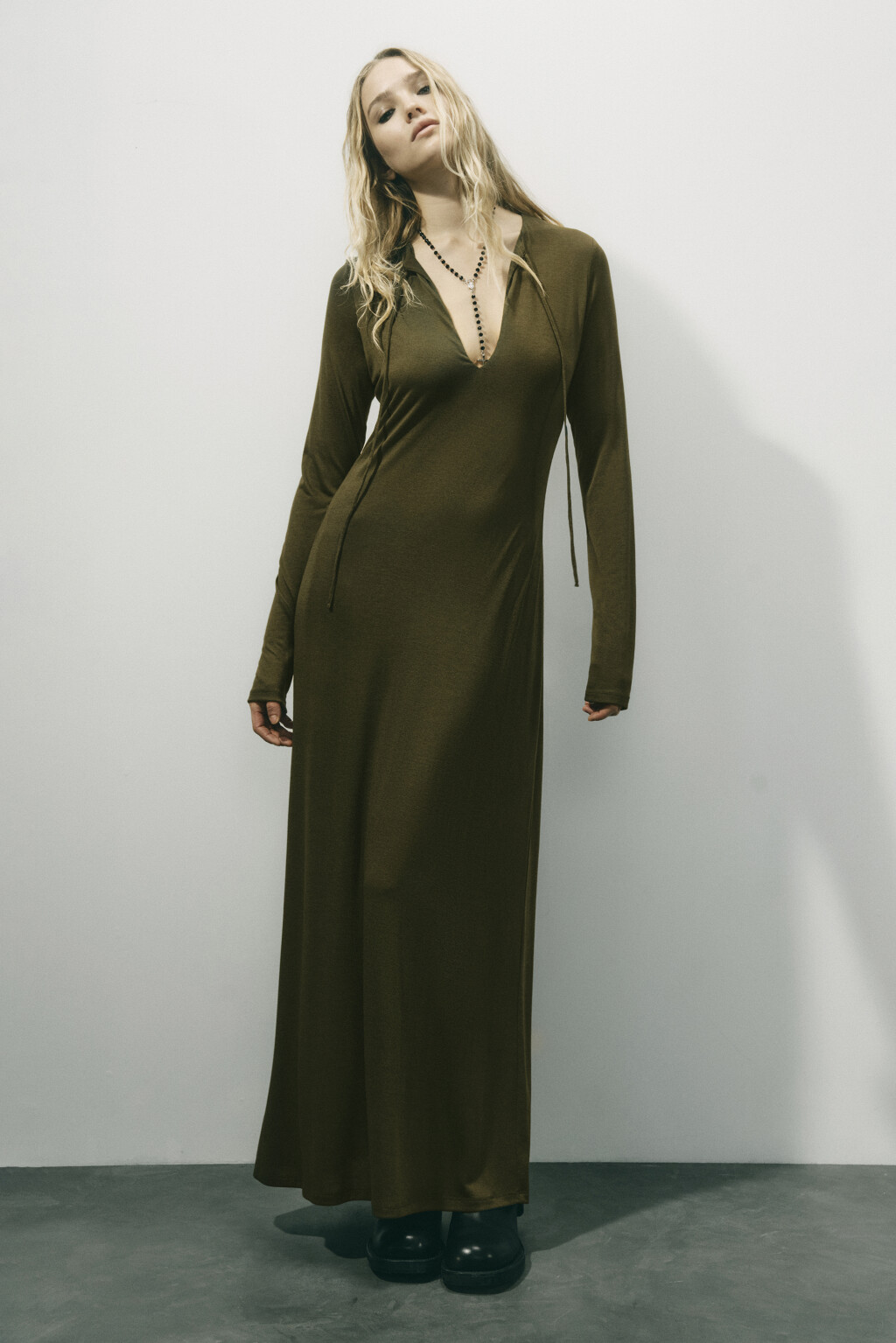 Платье макси прямое с завязками на груди - цвет зеленый - 1