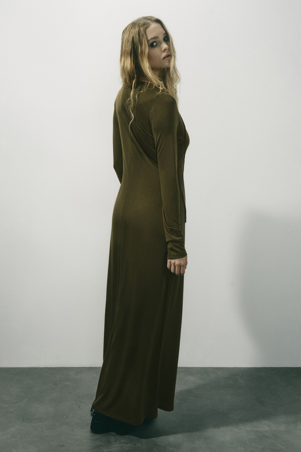 Платье макси прямое с завязками на груди - цвет зеленый - 3