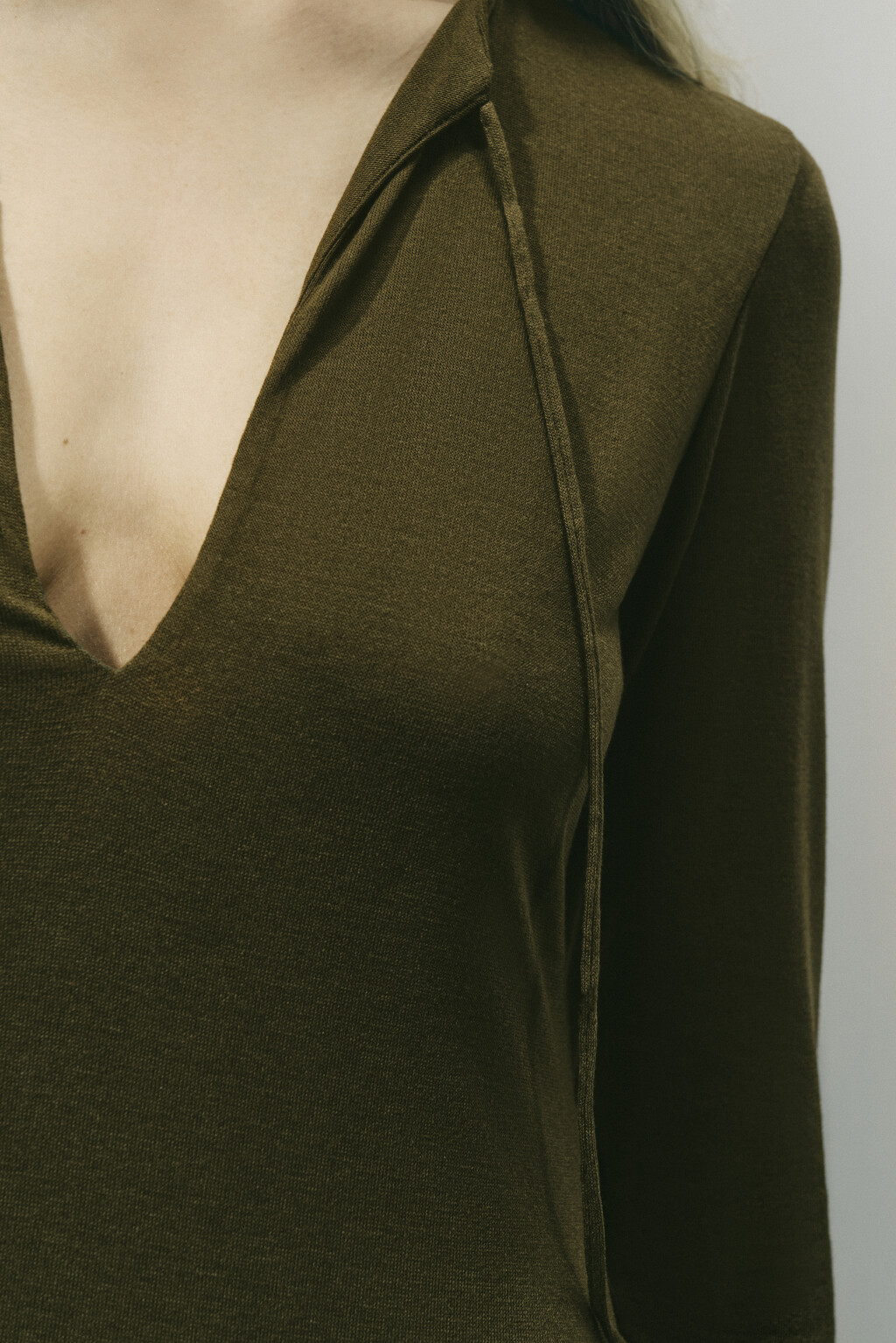 Платье макси прямое с завязками на груди - цвет зеленый - 6