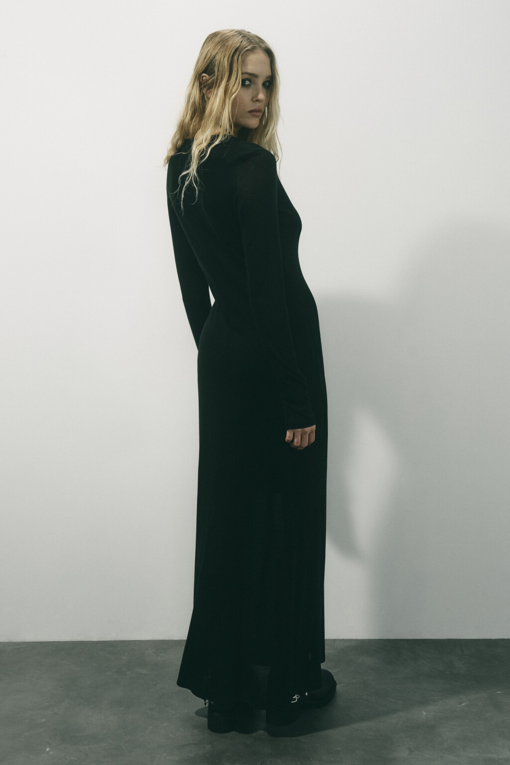 Платье макси прямое с завязками на груди - цвет черный - 3