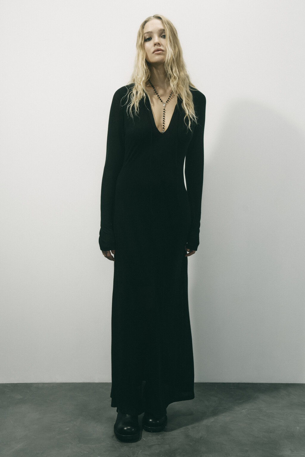 Платье макси прямое с завязками на груди - цвет черный - 4