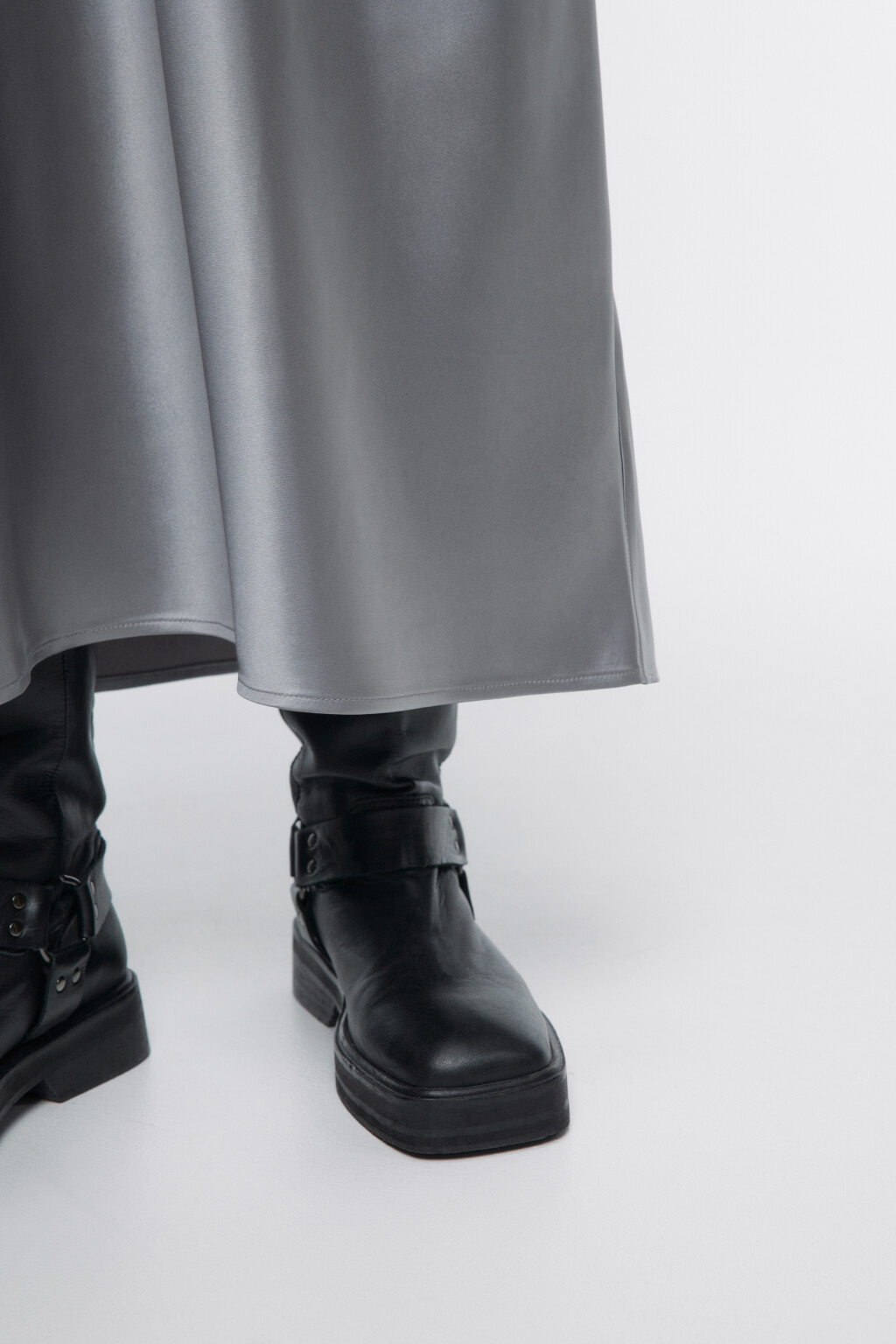 Платье-майка миди атласное на широких бретелях - цвет серый - 7