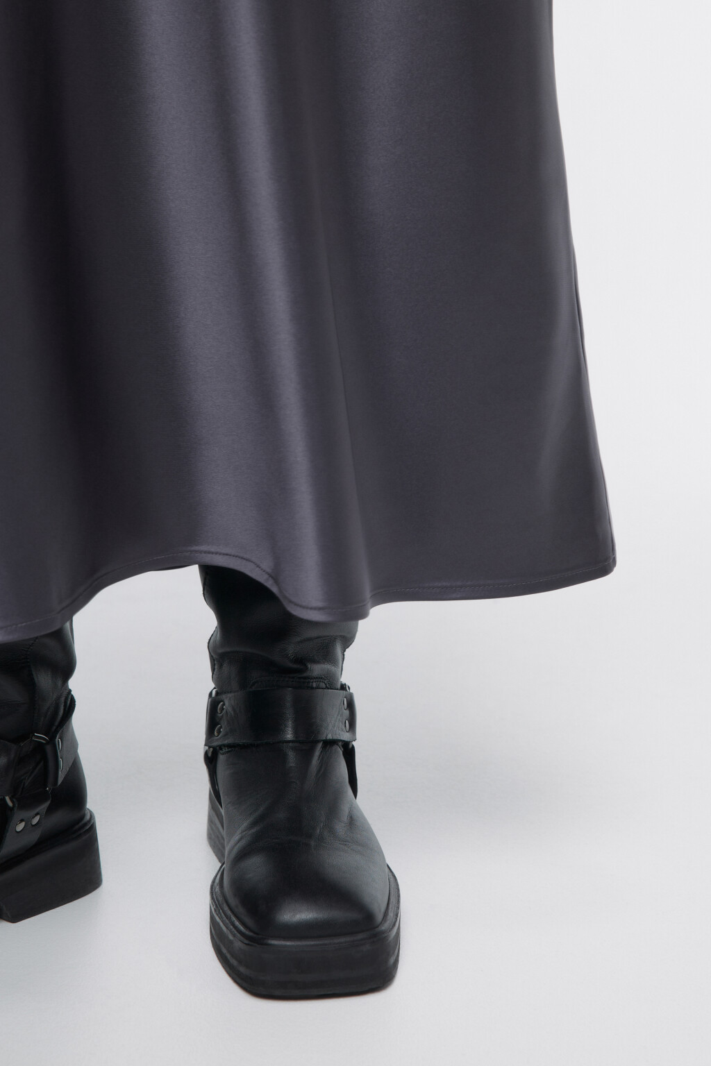 Платье-майка миди атласное на широких бретелях - цвет серый - 7