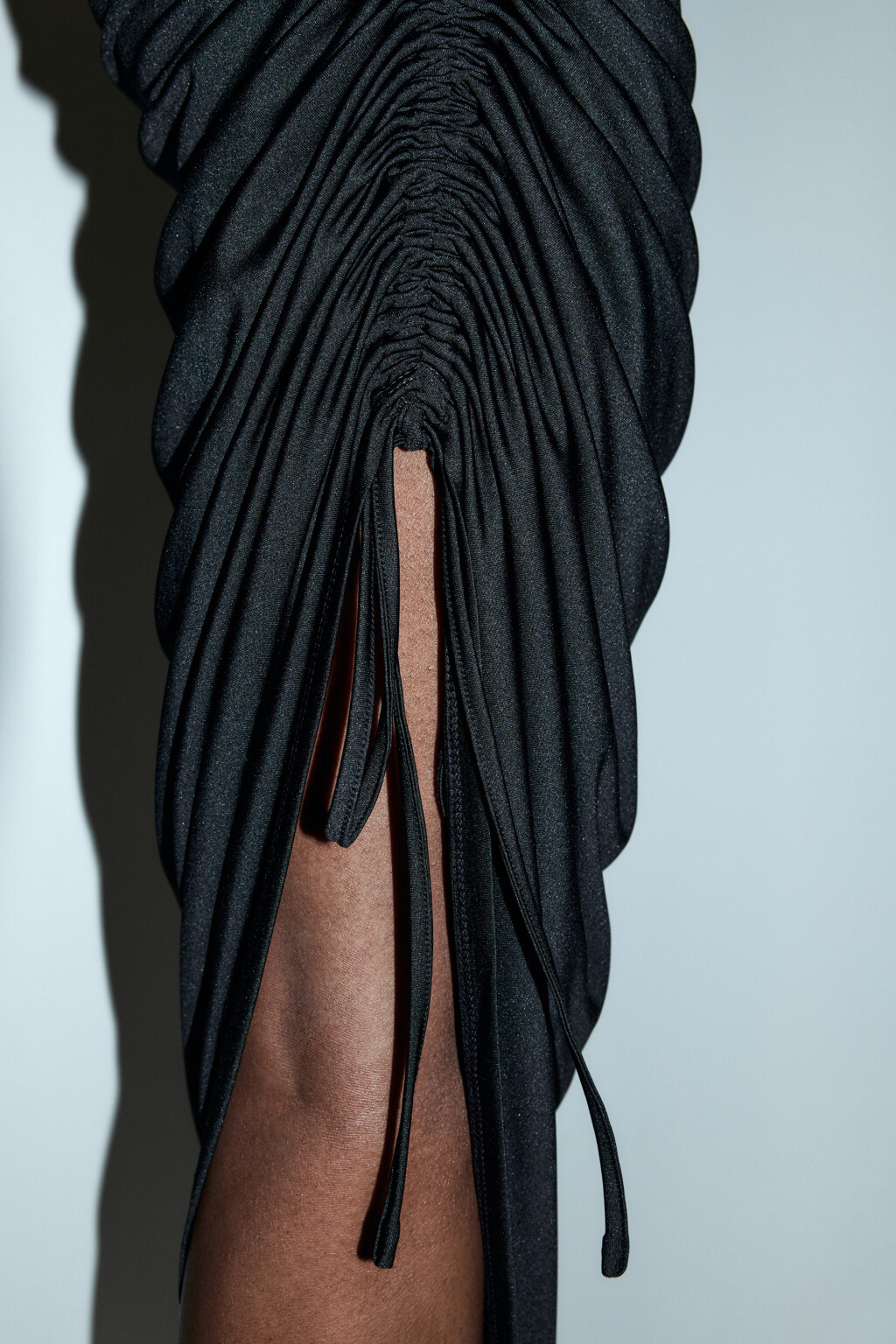 Платье макси облегающее с драпировкой - цвет черный - 6