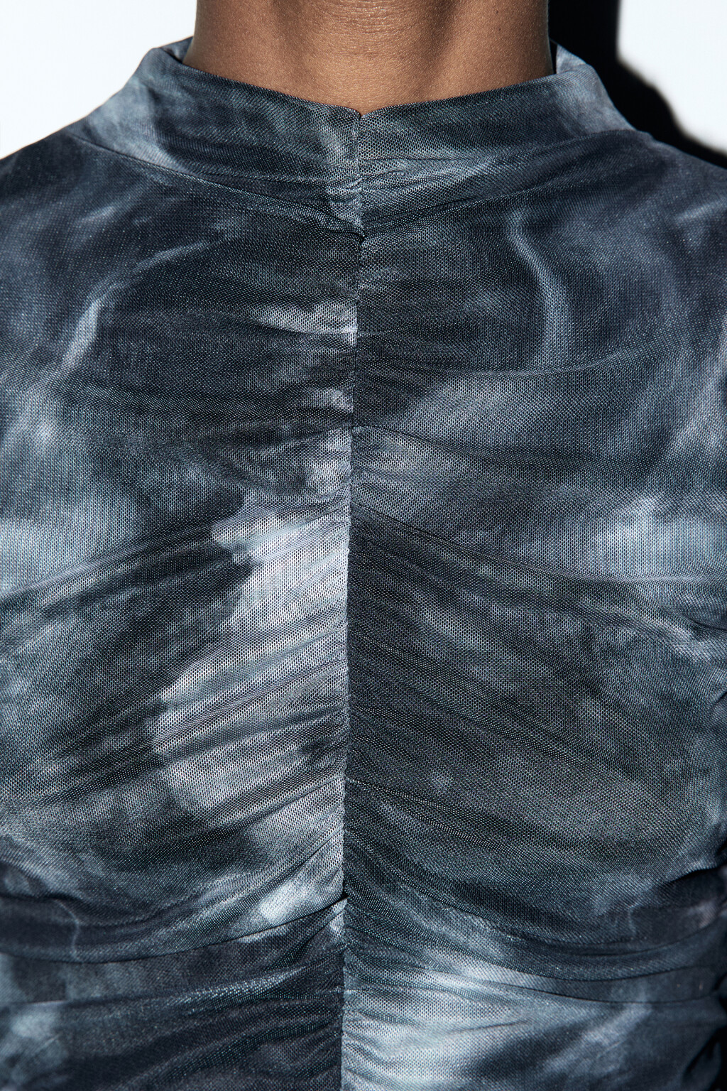 Платье-водолазка сетчатое с драпировками - цвет черный - 7