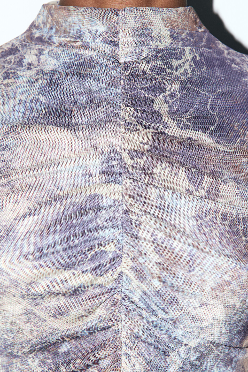 Платье-водолазка сетчатое с драпировками - цвет бежевый - 7