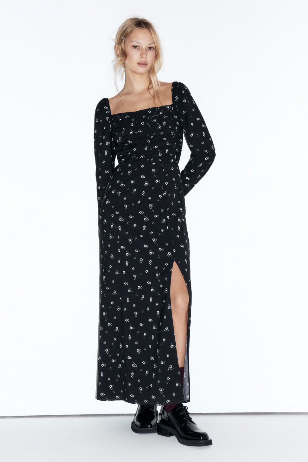 Платье миди приталенное с разрезом - цвет черный - 2