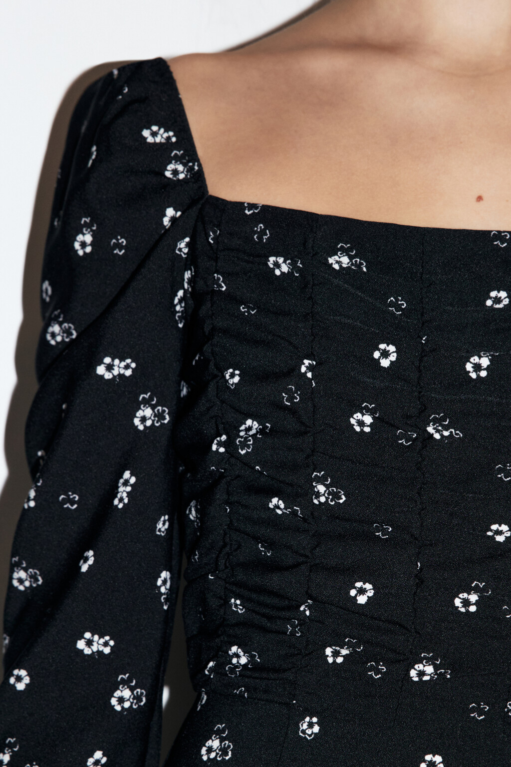 Платье миди приталенное с разрезом - цвет черный - 6