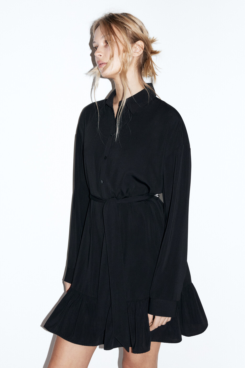 Платье-рубашка мини с воланом и поясом - цвет черный - 4