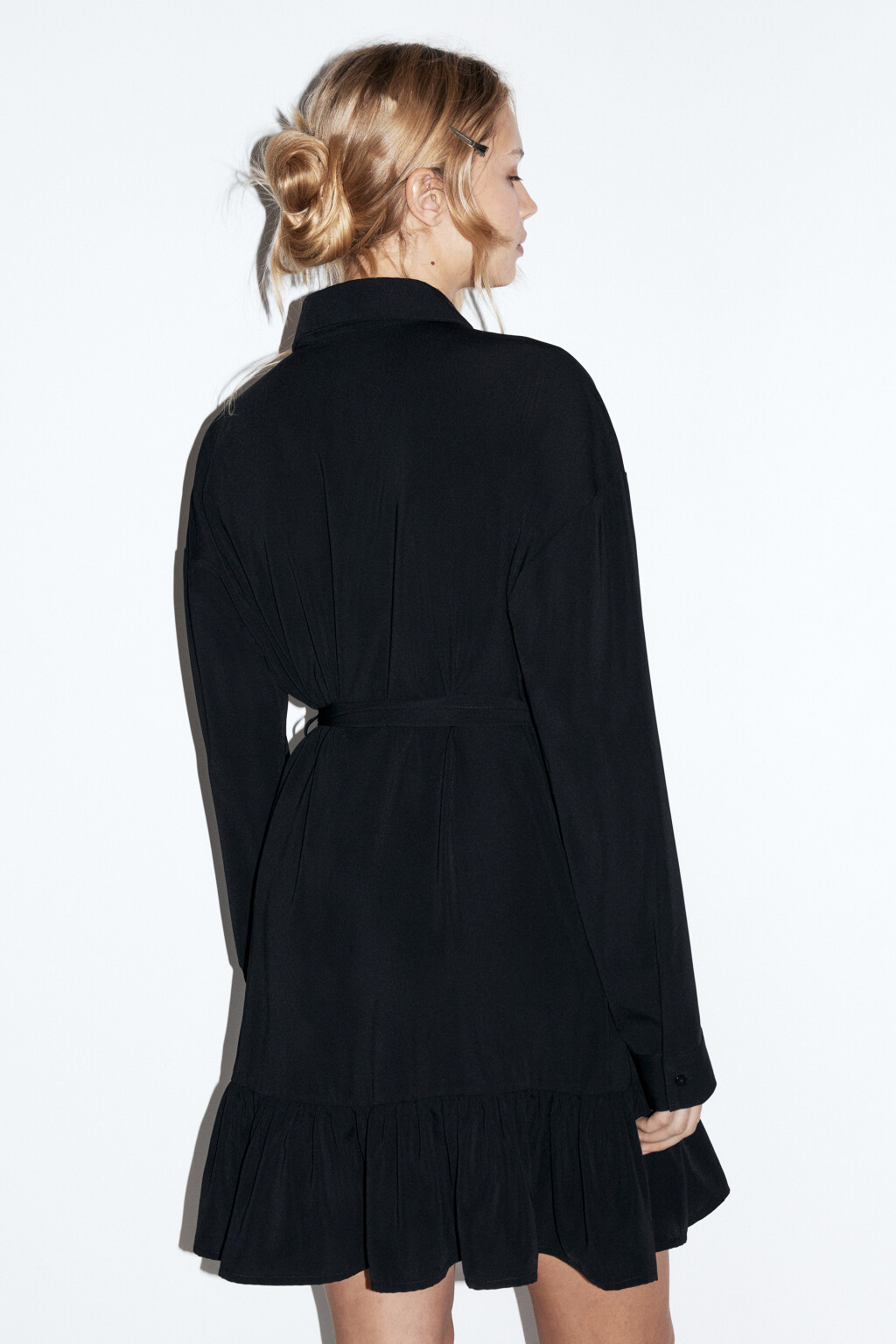 Платье-рубашка мини с воланом и поясом - цвет черный - 5
