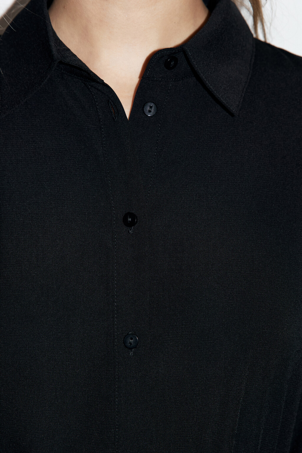 Платье-рубашка мини с воланом и поясом - цвет черный - 7