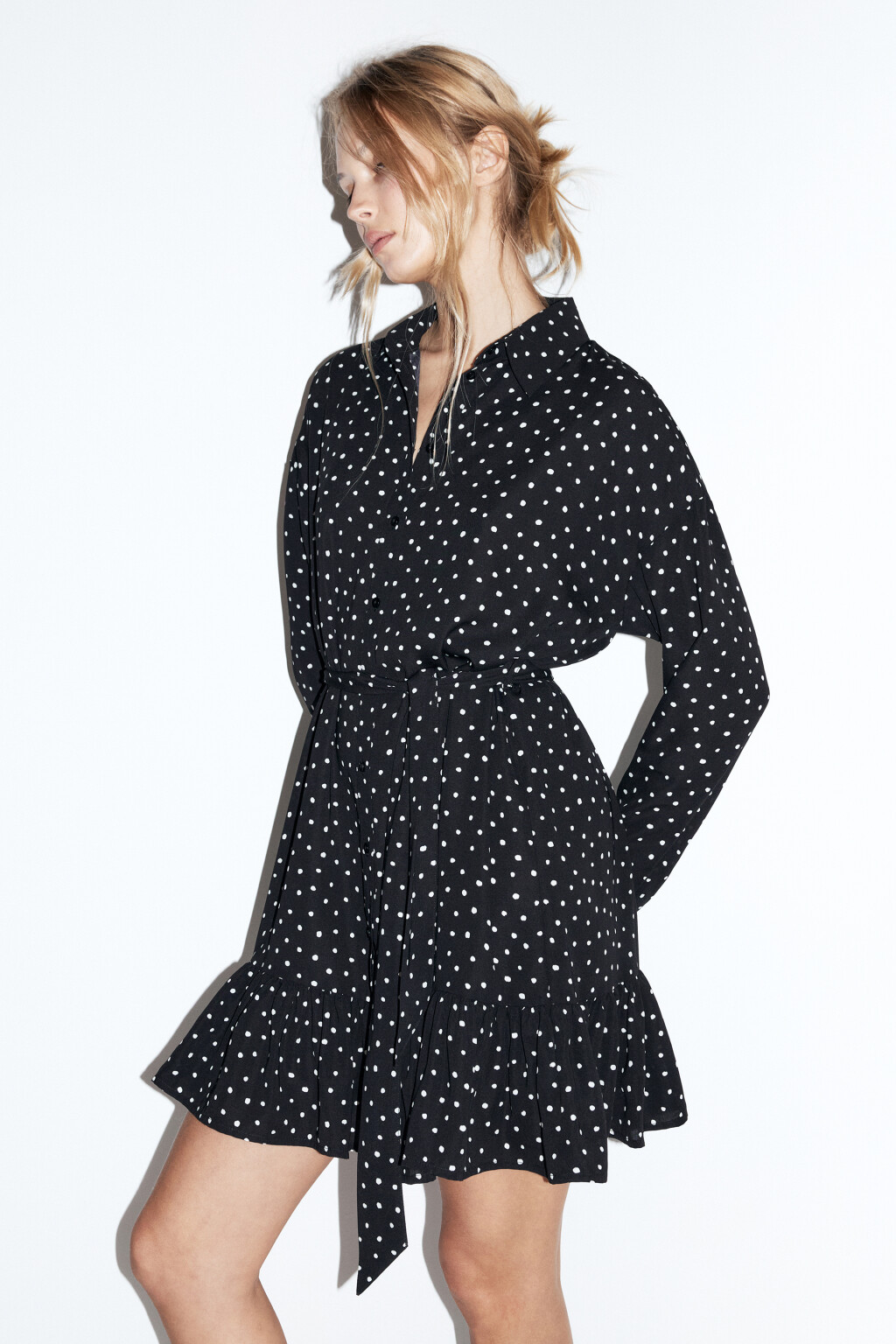 Платье-рубашка мини с воланом и поясом - цвет черный - 4