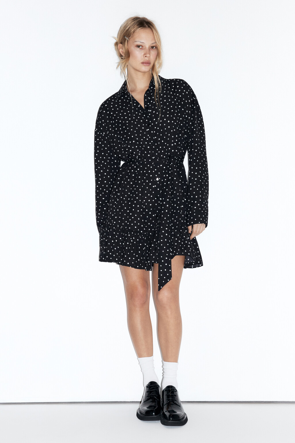 Платье-рубашка мини с воланом и поясом - цвет черный - 2