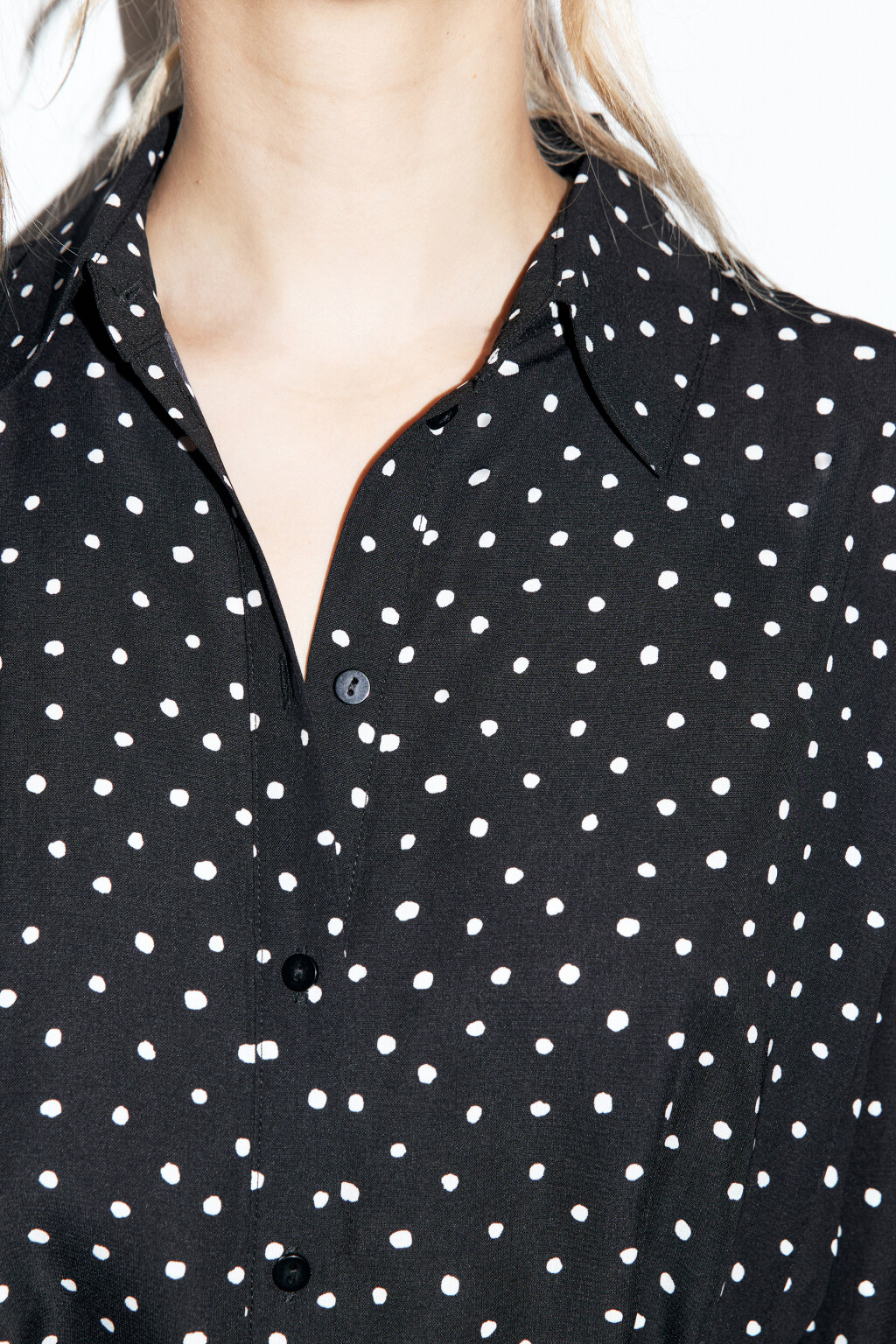 Платье-рубашка мини с воланом и поясом - цвет черный - 7