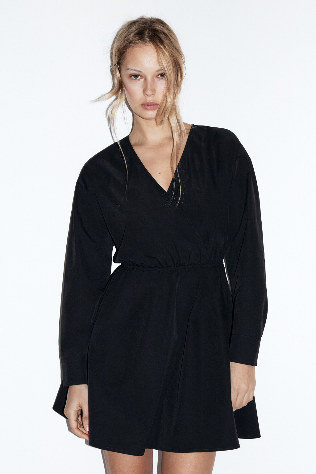 Платье мини приталенное с запахом на груди - цвет черный - 3
