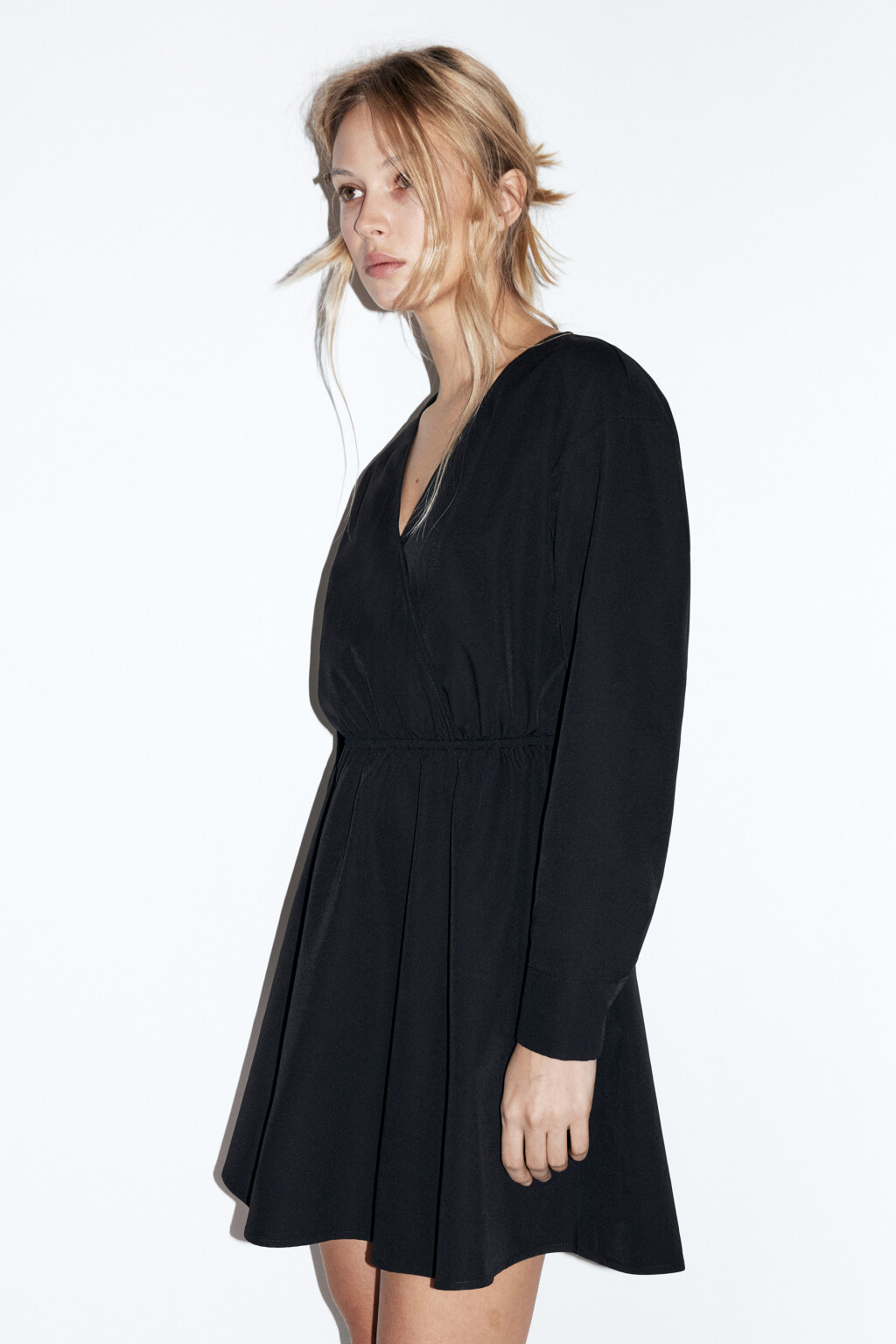 Платье мини приталенное с запахом на груди - цвет черный - 4