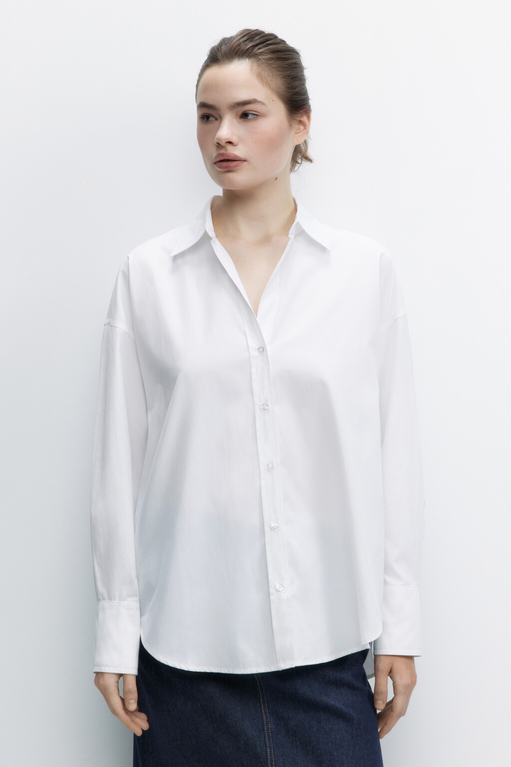 Рубашка oversize с боковыми вырезами - цвет белый - 2
