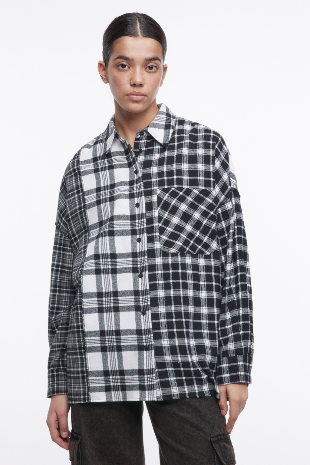 Рубашка oversize клетчатая в стиле пэчворк - цвет черный - 4
