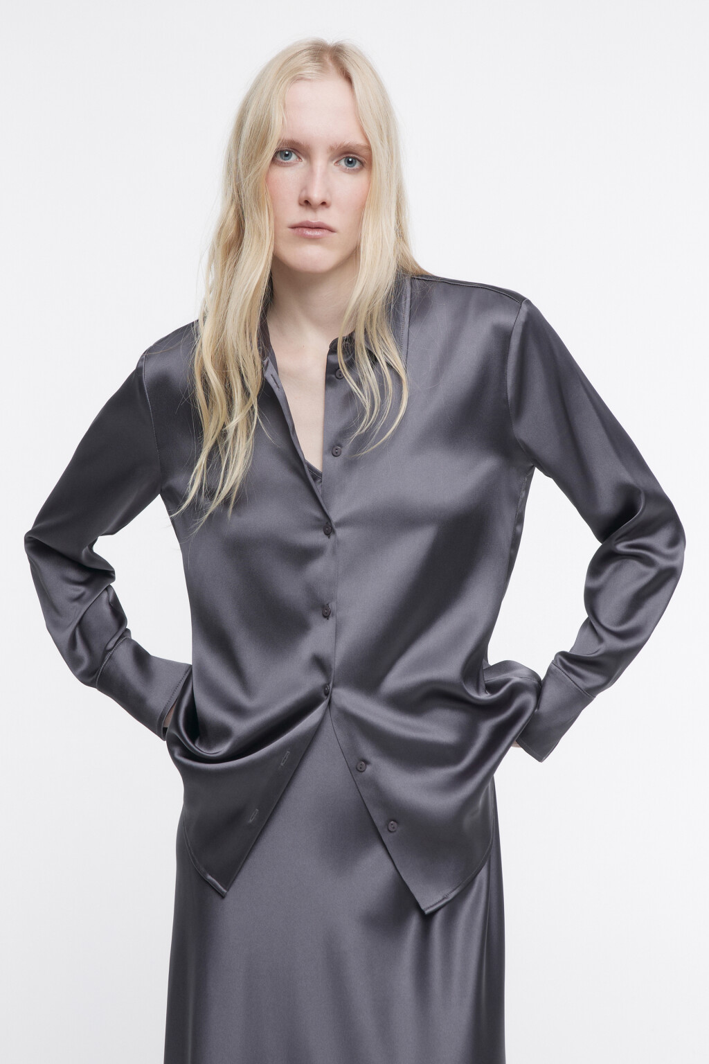 Блузка-рубашка атласная с длинными рукавами - цвет серый - 2