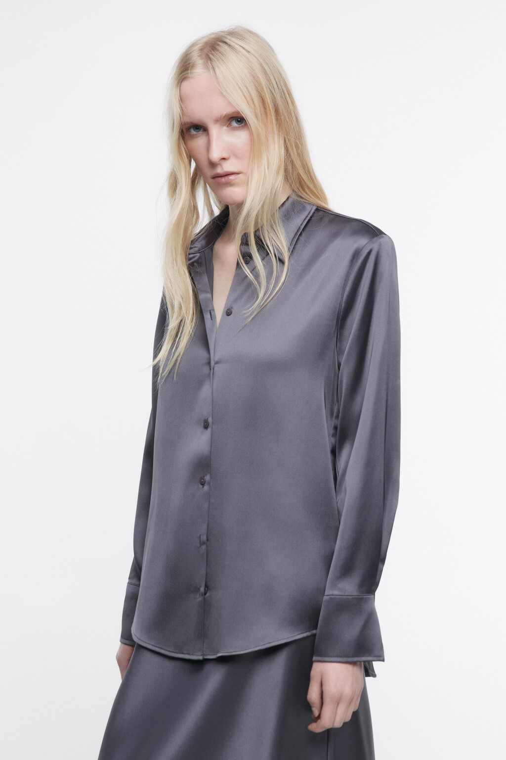 Блузка-рубашка атласная с длинными рукавами - цвет серый - 3