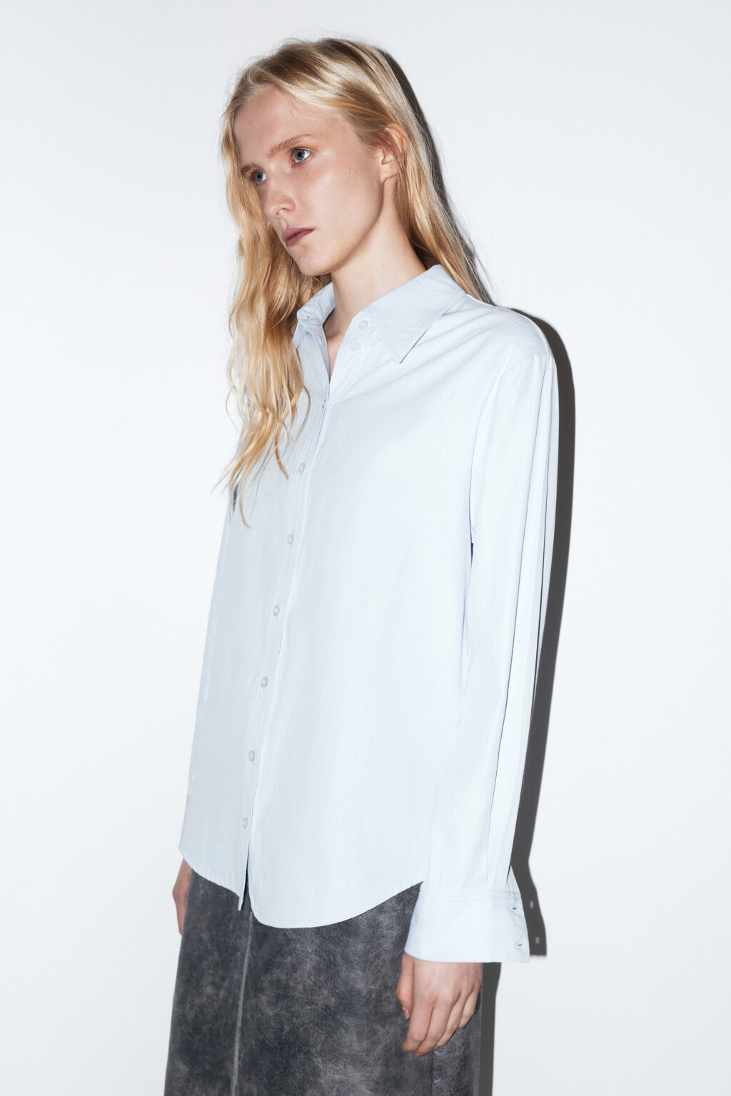 Рубашка oversize с боковыми вырезами - цвет голубой - 5