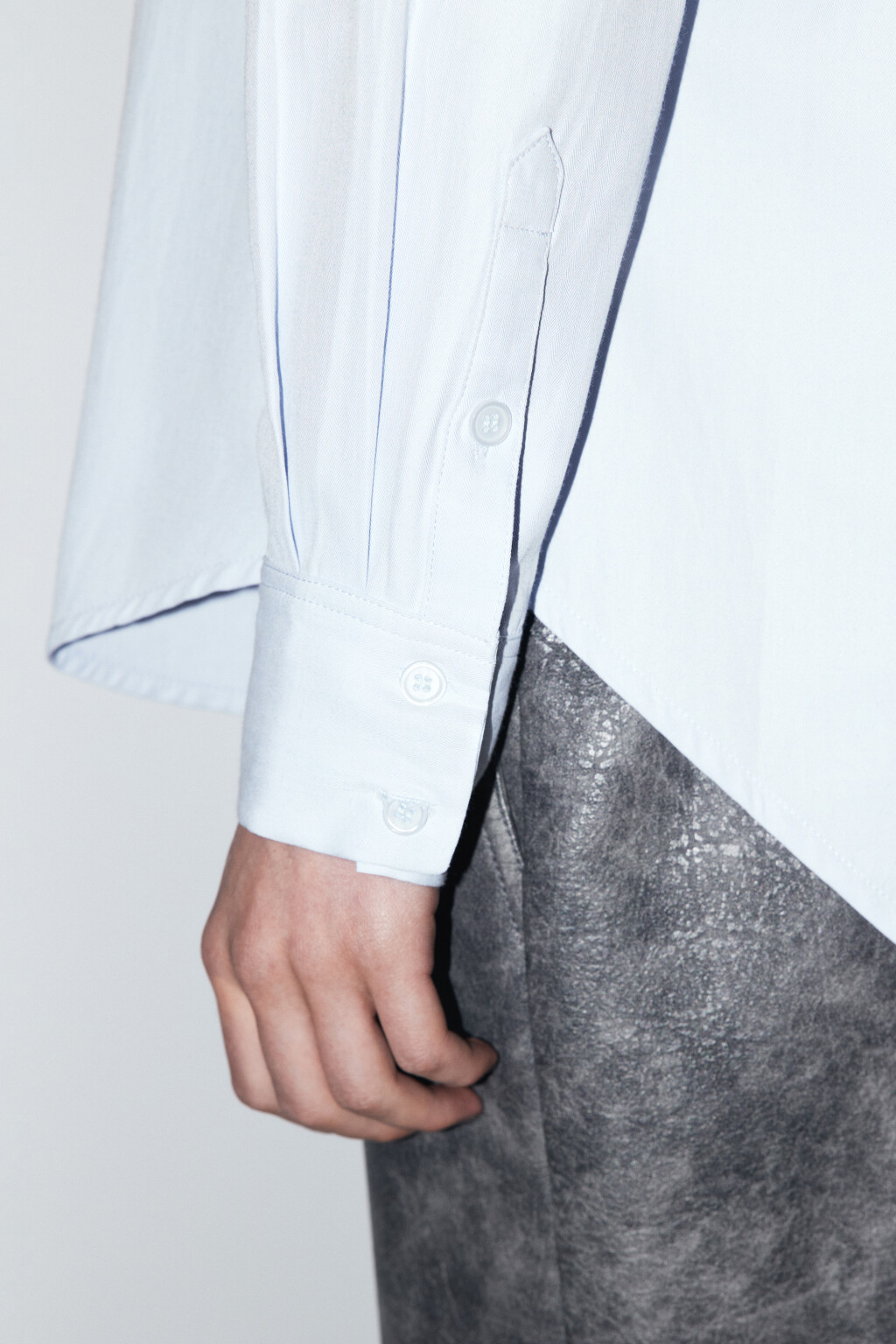 Рубашка oversize с боковыми вырезами - цвет голубой - 8