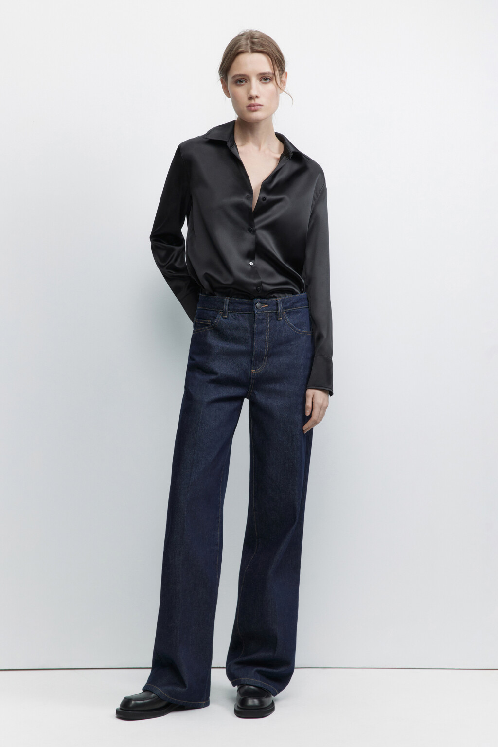 Блузка-рубашка атласная с длинными рукавами - цвет черный - 5