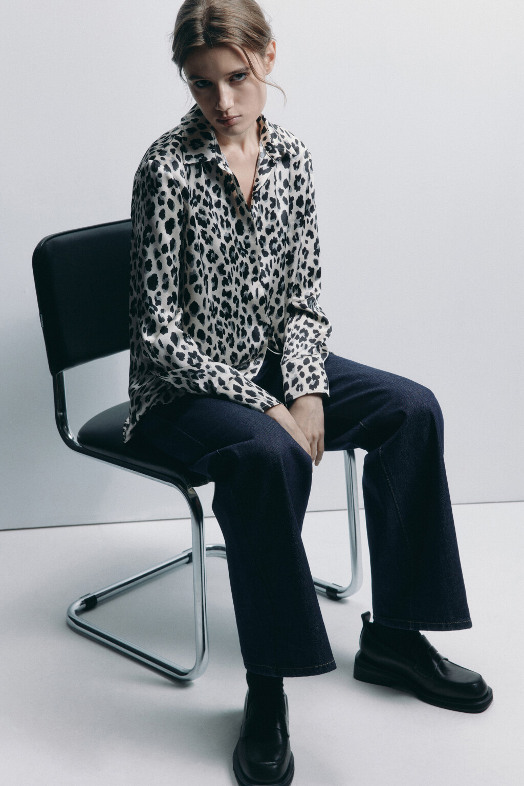 Блузка-рубашка атласная с длинными рукавами - цвет черный - 1