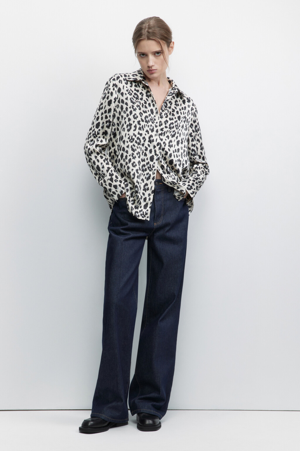 Блузка-рубашка атласная с длинными рукавами - цвет черный - 5