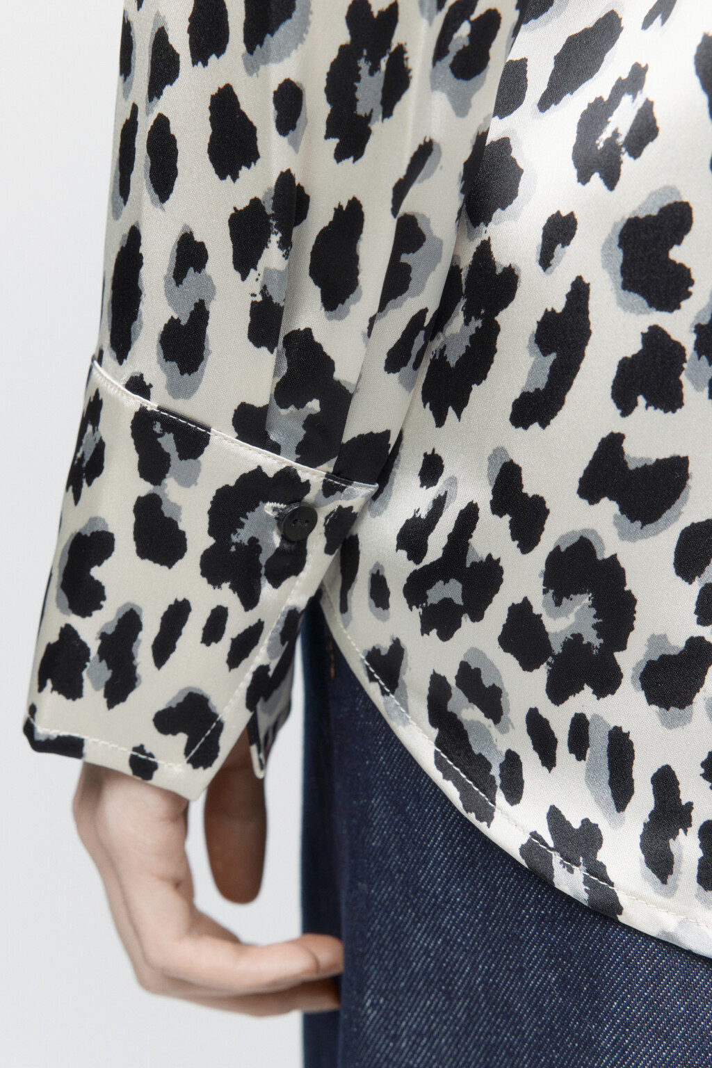 Блузка-рубашка атласная с длинными рукавами - цвет черный - 7