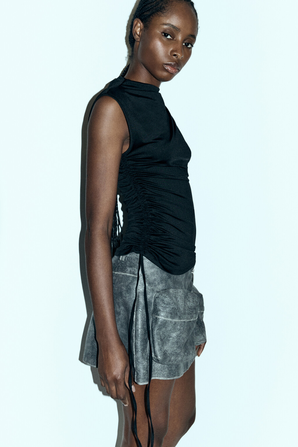 Блузка без рукавов с драпировками - цвет черный - 2