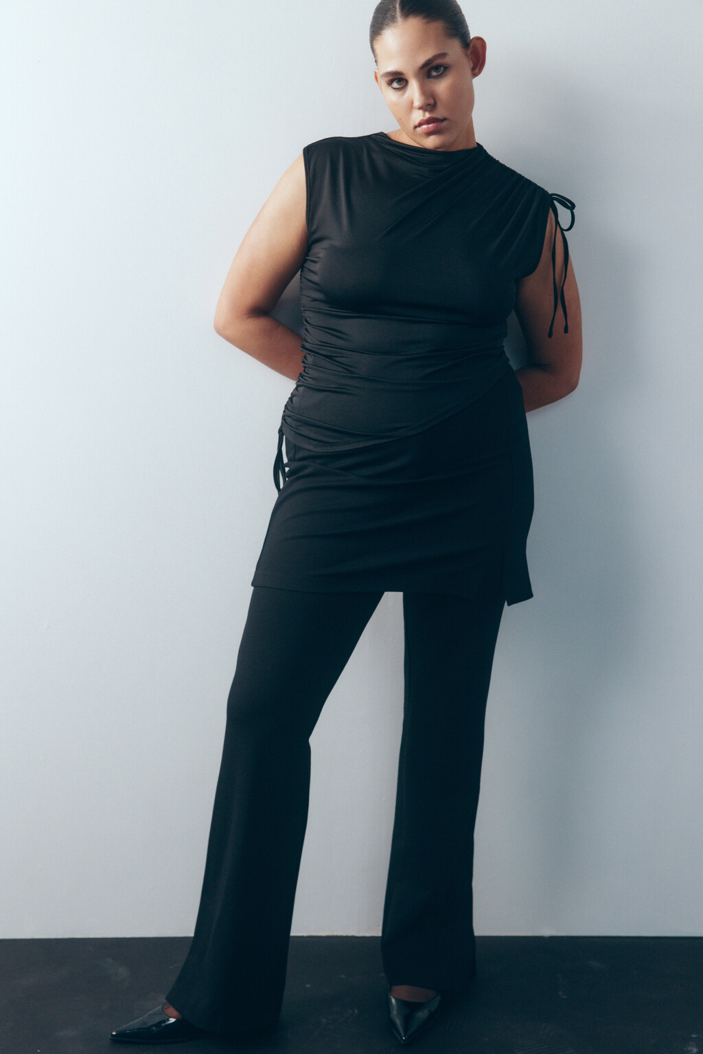 Блузка без рукавов с драпировками - цвет черный - 9