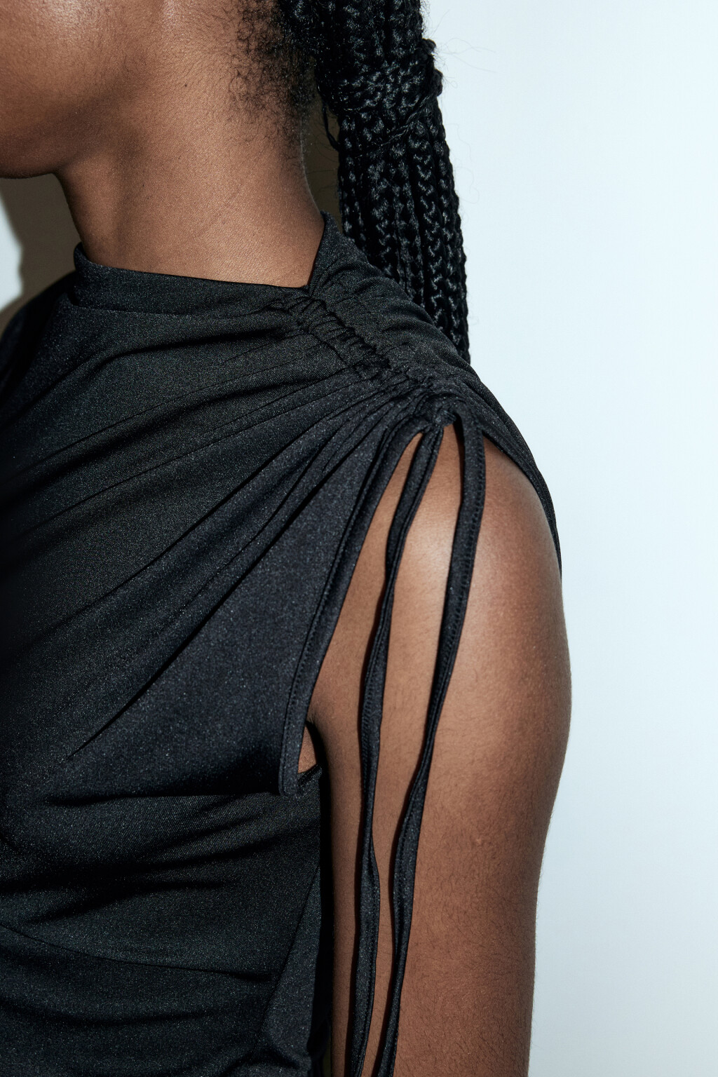 Блузка без рукавов с драпировками - цвет черный - 6
