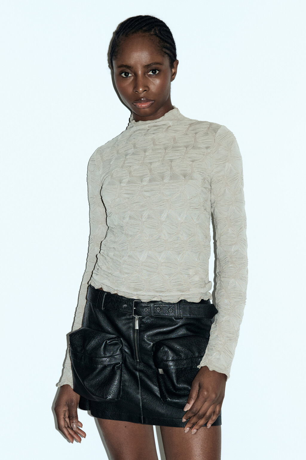 Лонгслив облегающий с жатой фактурой - цвет бежевый - 2