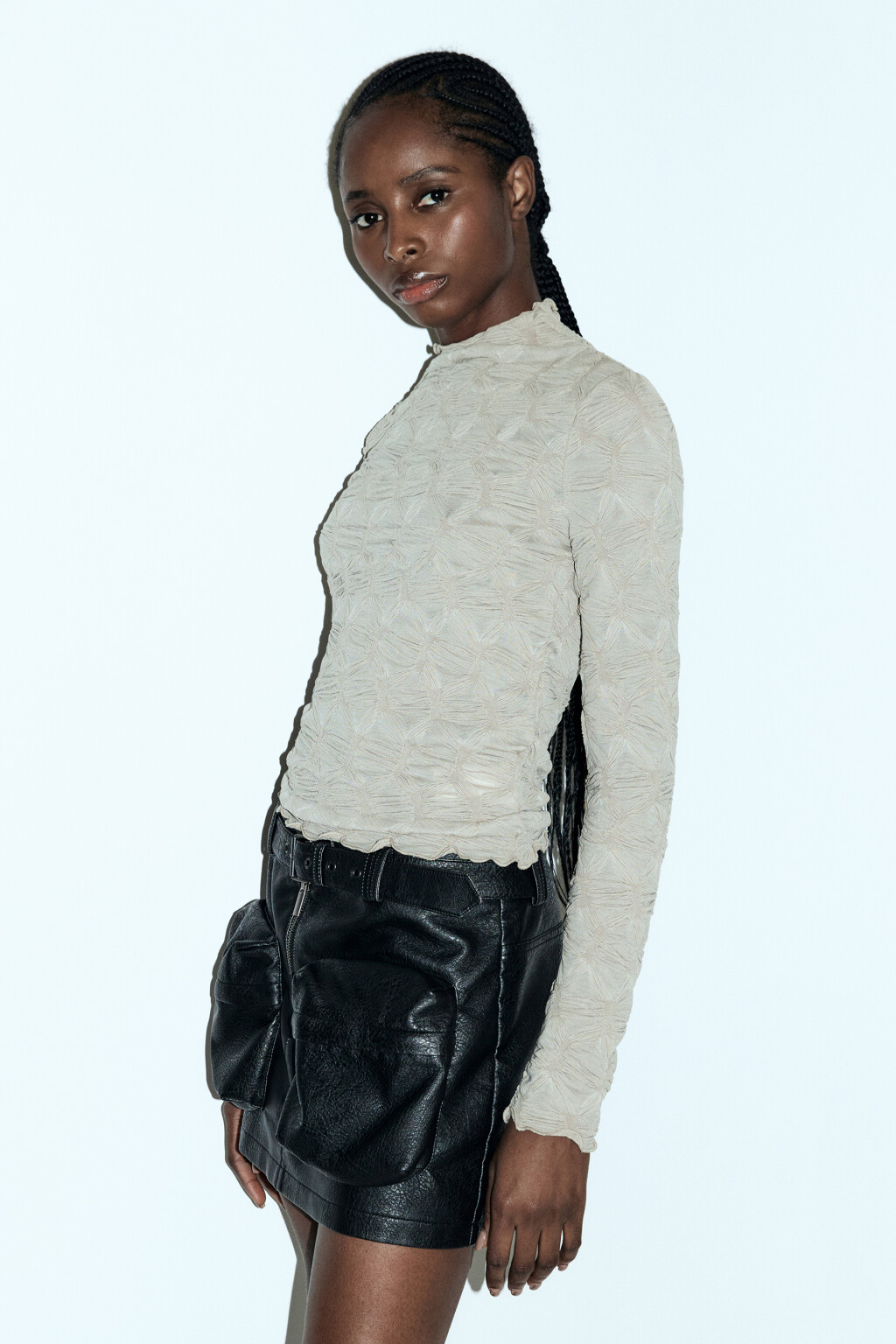 Лонгслив облегающий с жатой фактурой - цвет бежевый - 3